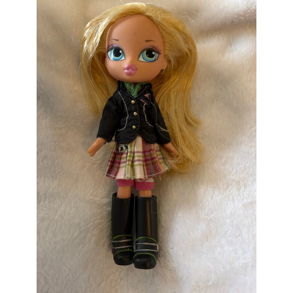 MGA Bratz Kidz Cloe Fashion Doll Long Blonde Hair Blue Eyes Black Jacket